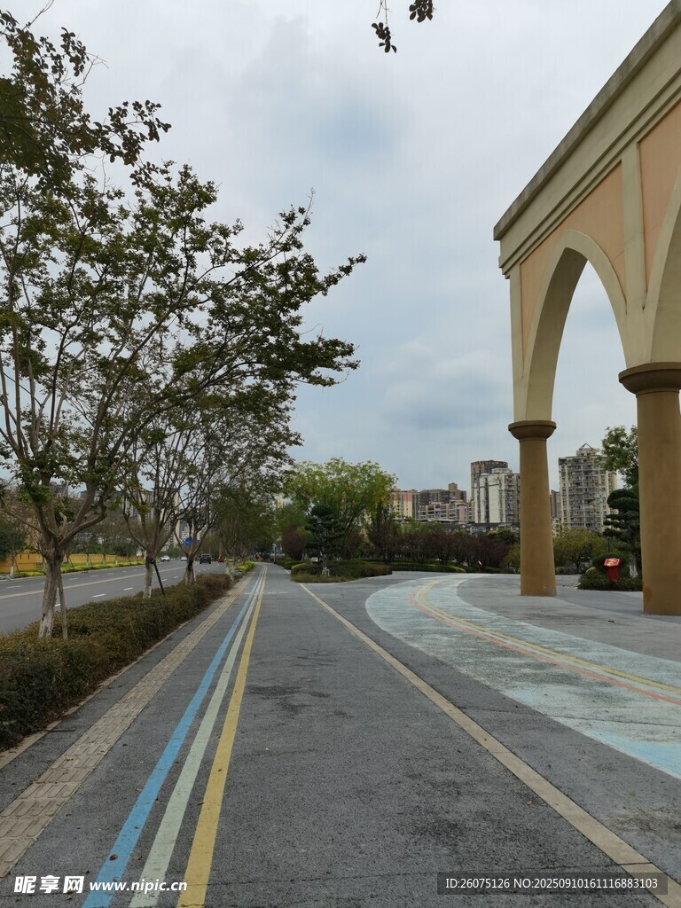空旷道路与拱形建筑景观