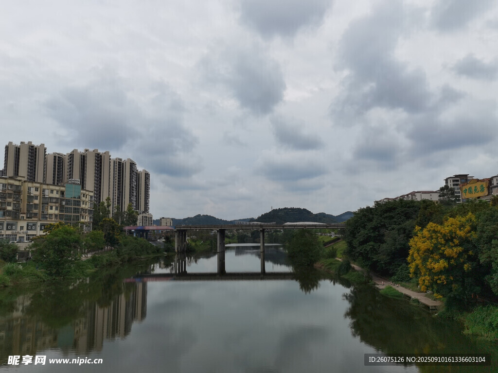 河畔城市风光宁静美好