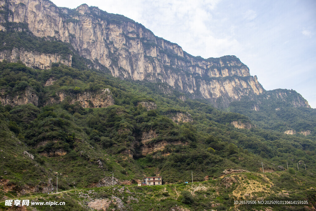 壮丽山峦绿意浓