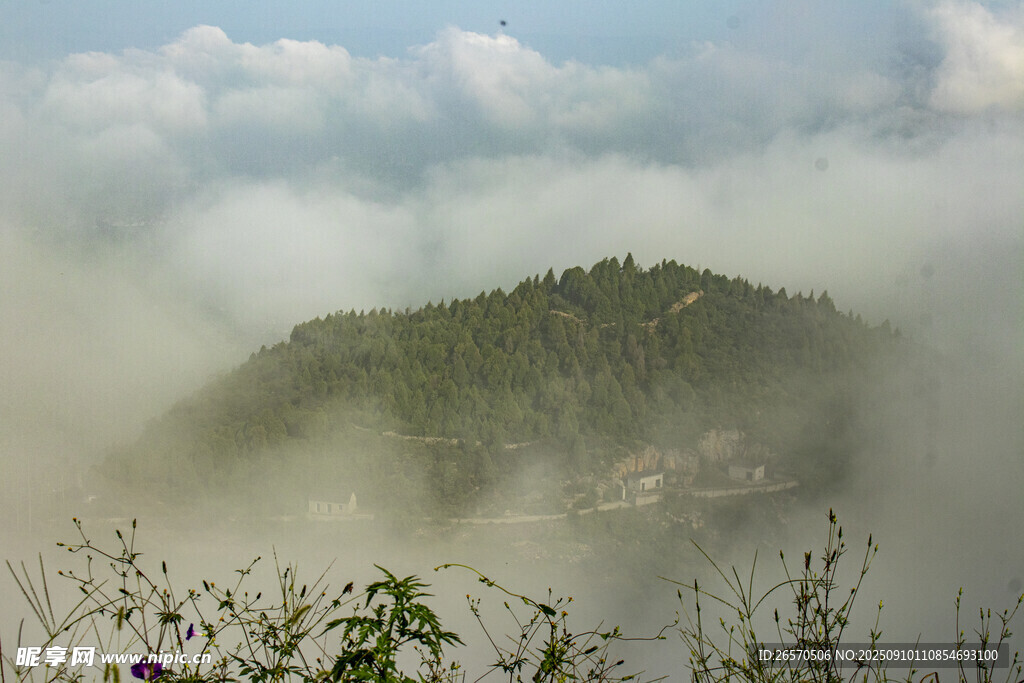 云雾缭绕中的山峦美景