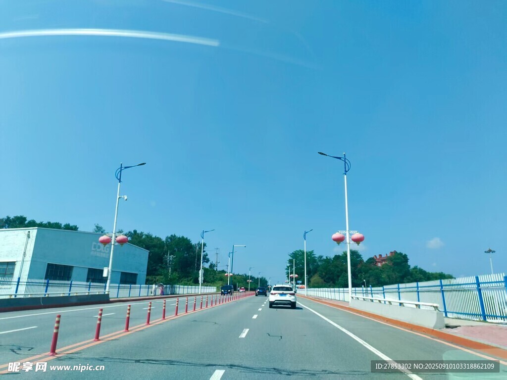 宽阔公路上的行驶景象