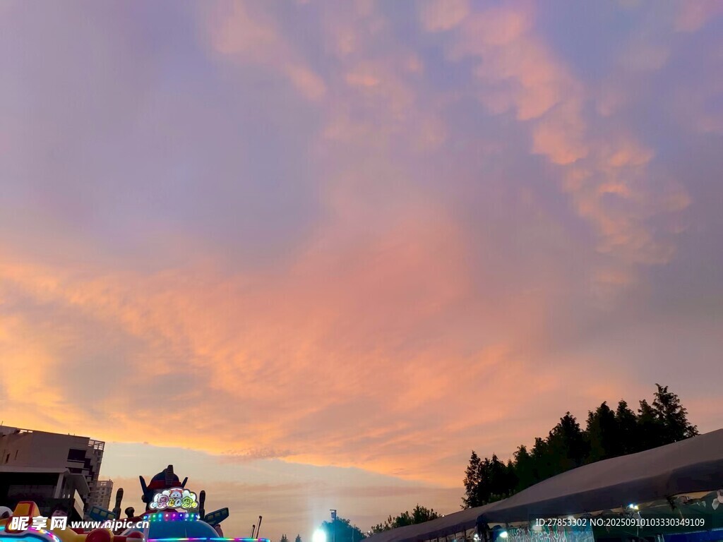 黄昏下的绚丽天空与建筑