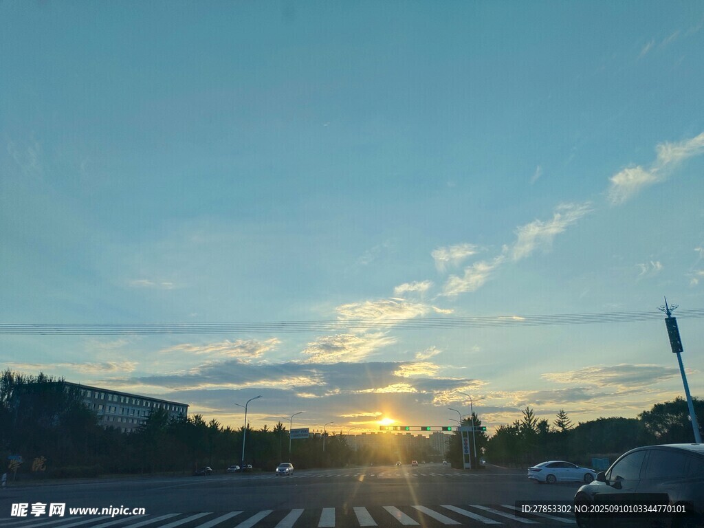夕阳下的光伏电站美景