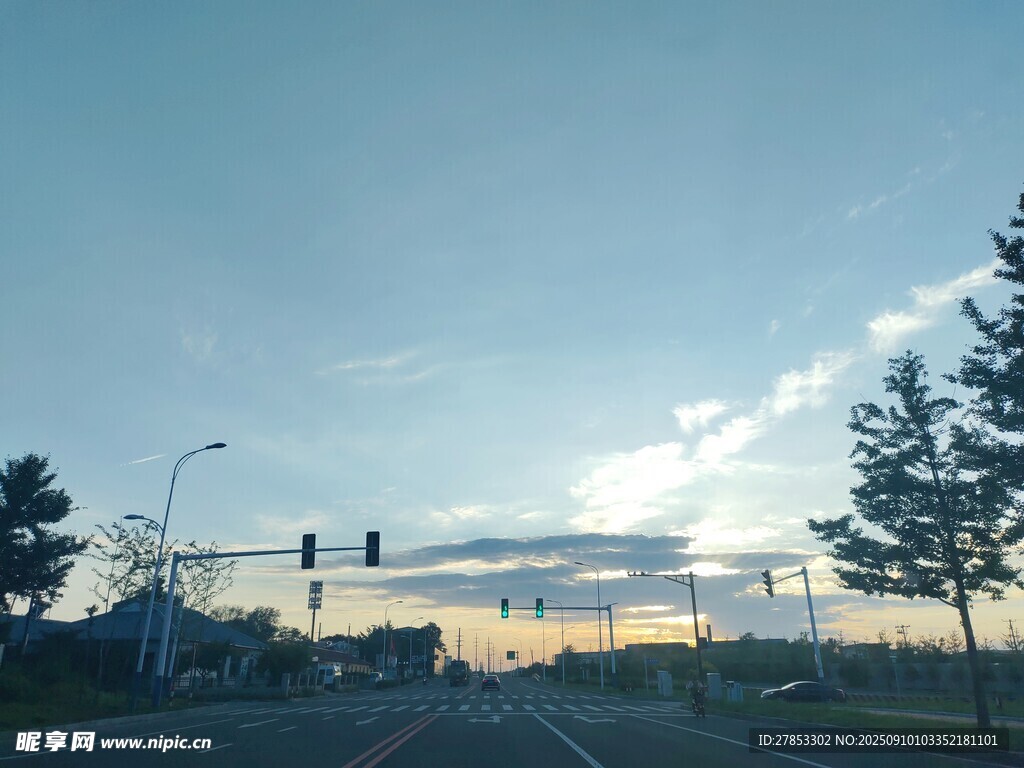 黄昏时分的城市道路景观