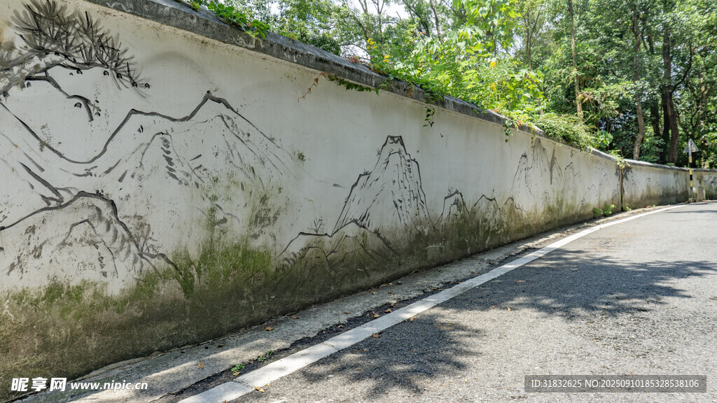 涂鸦墙面与路边绿树景观