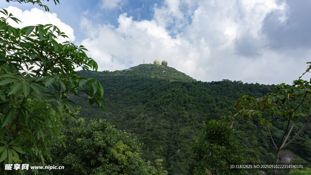 青山绿树间的秀丽景致