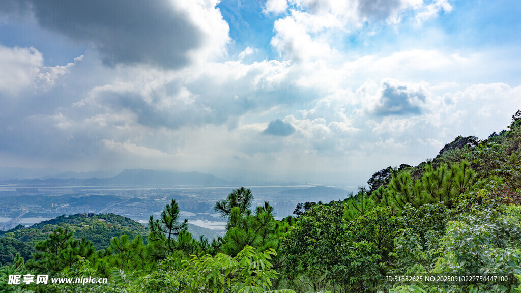 青山之上的壮阔云海景观