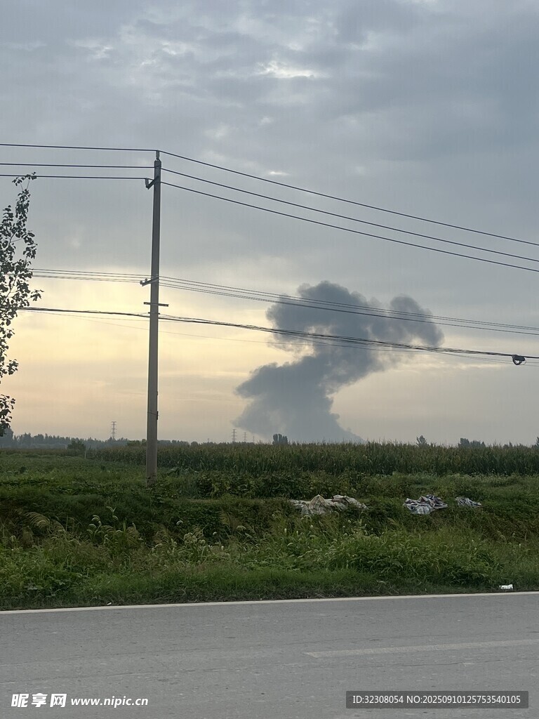 田野上空的奇特积雨云