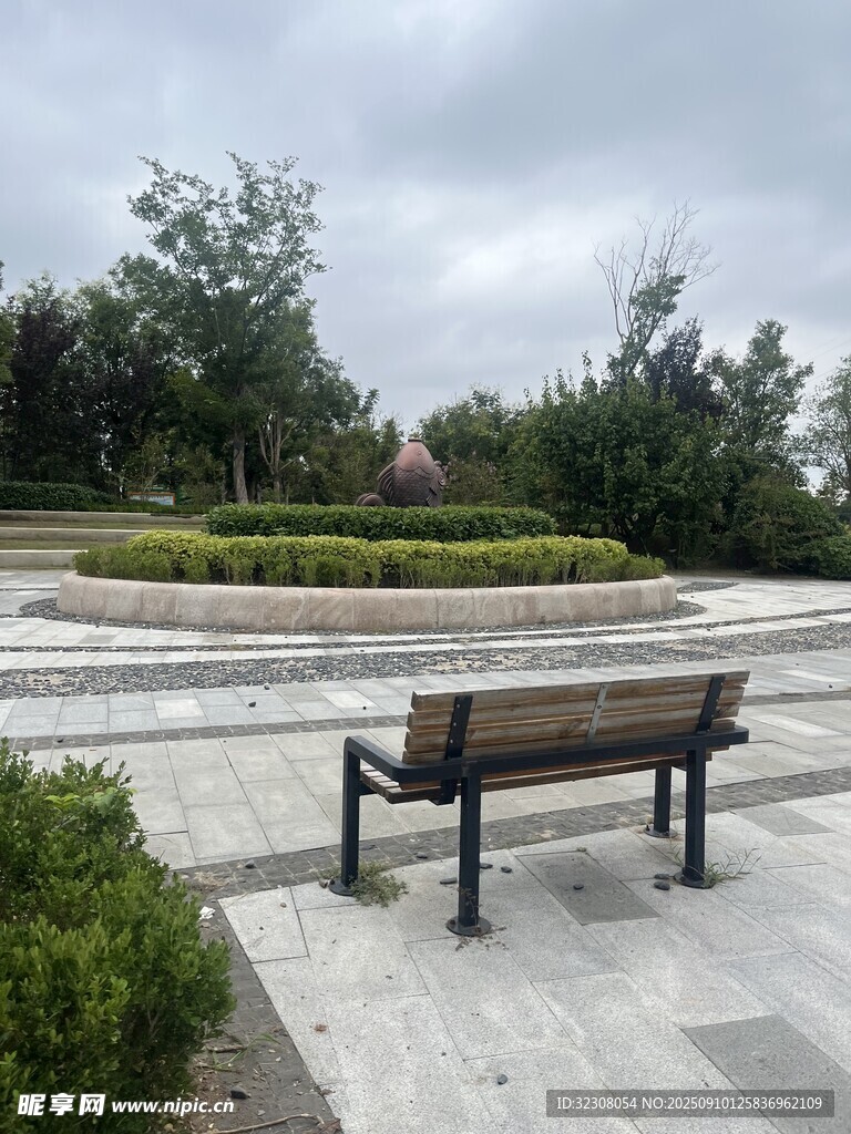 公园中的长椅与绿植景观