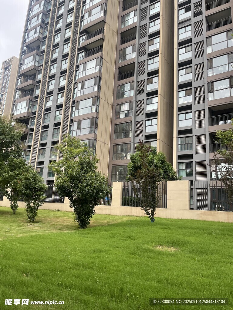 高层住宅旁的绿意草坪