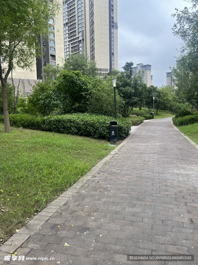 小区内的静谧休闲步道