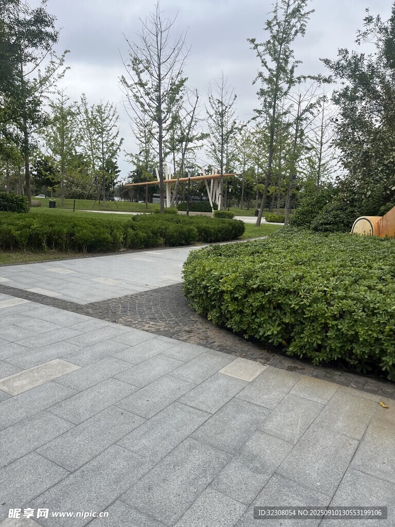 现代园林景观的优雅步道