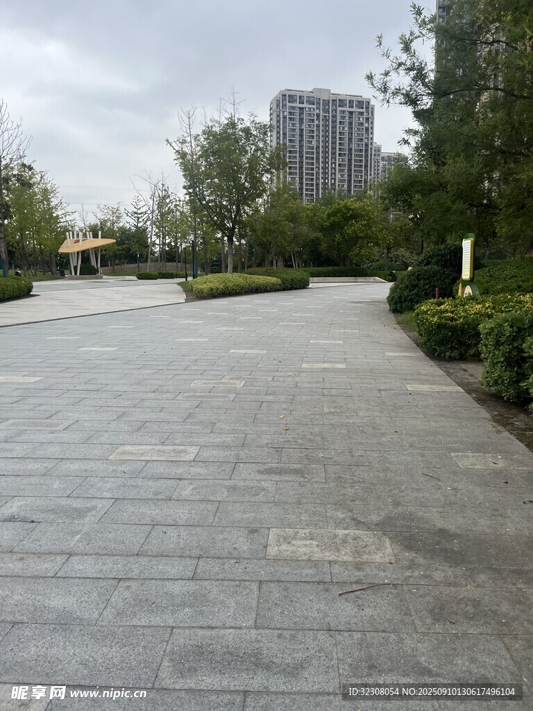 城市中开阔的砖石铺就步道