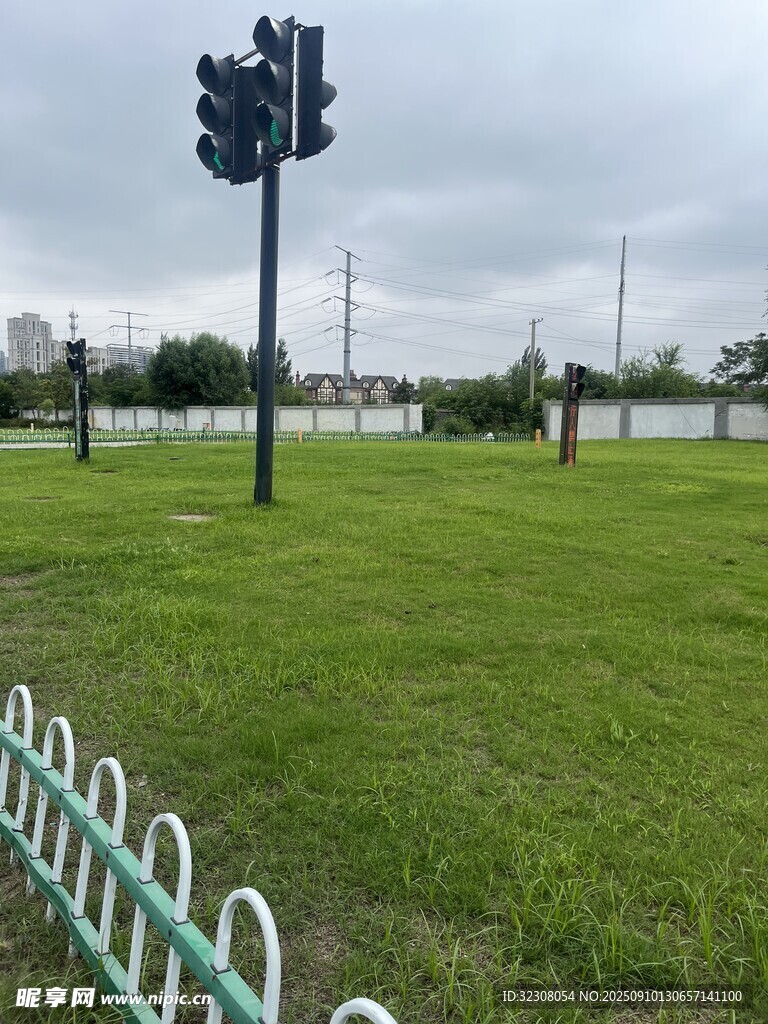 户外草地旁的气象监测设备