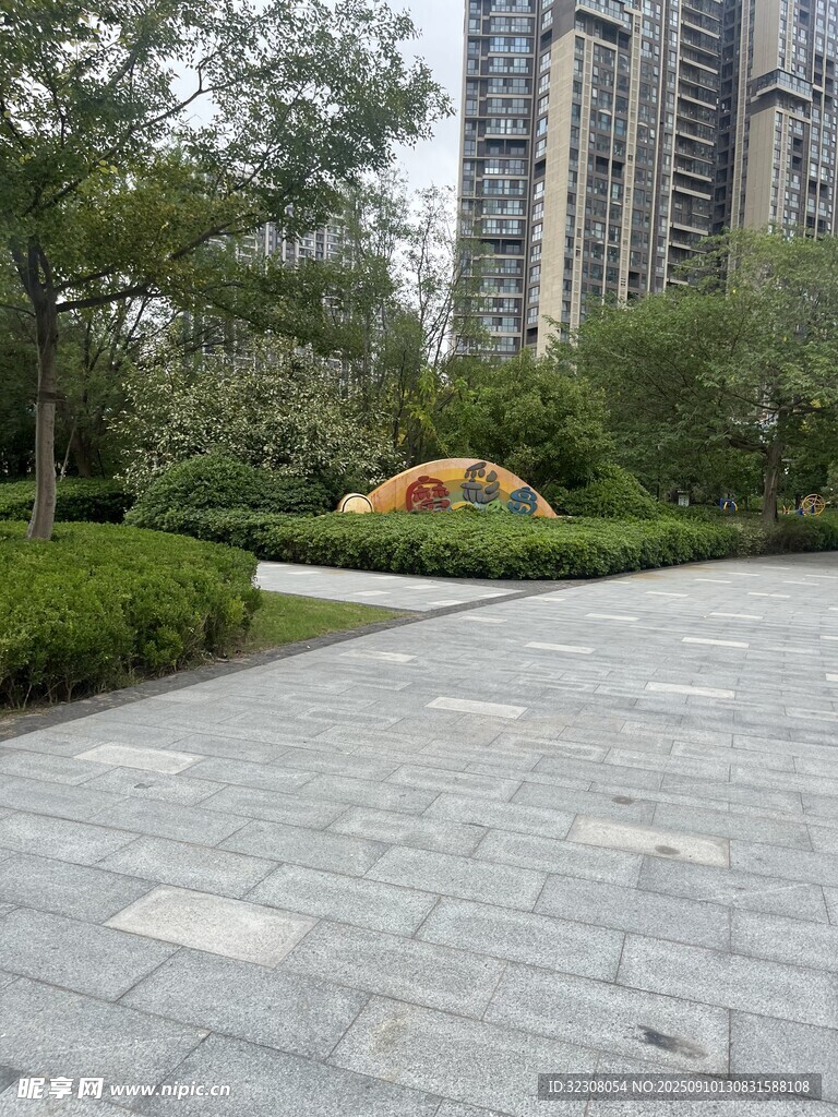 城市中静谧的园林景观