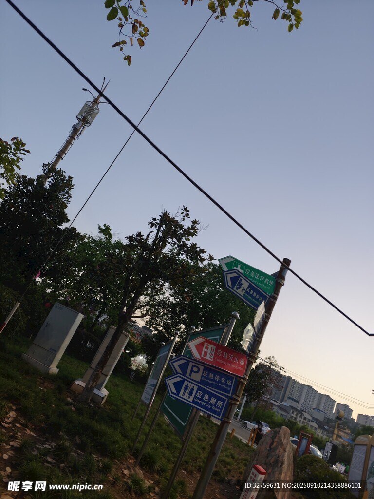 户外电线杆与周边景致
