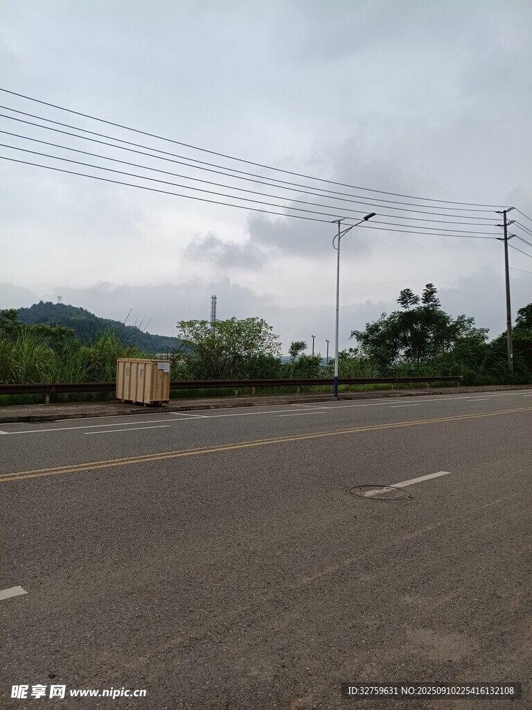 空旷道路与远处山峦景象