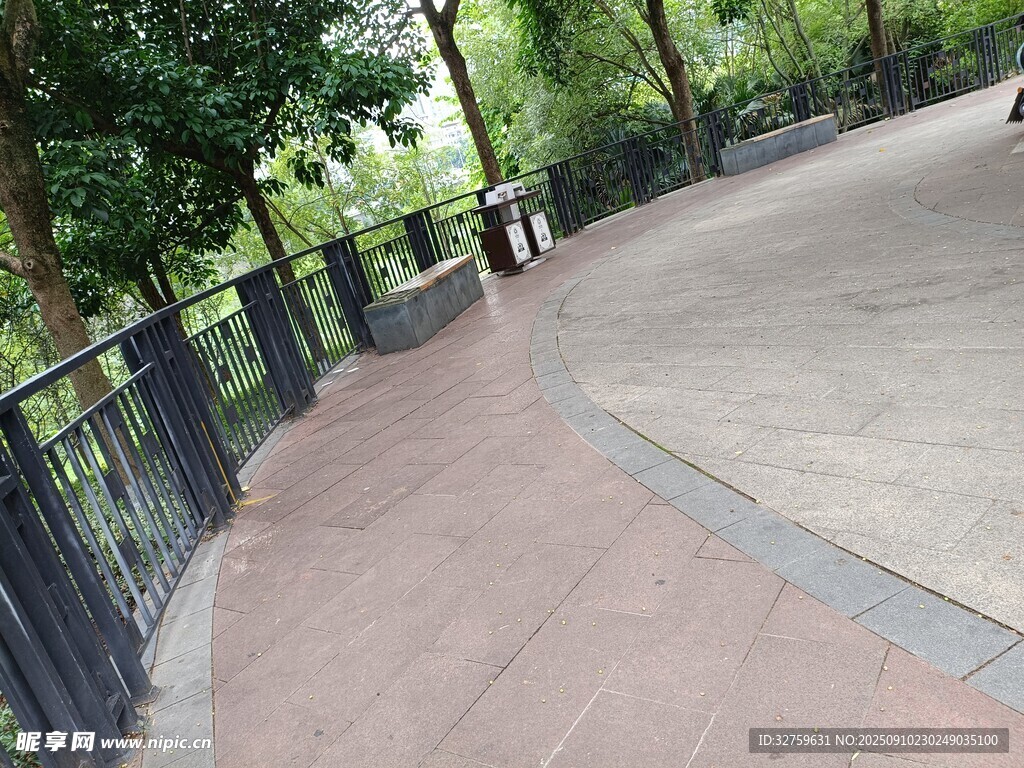 公园中蜿蜒的砖石步道