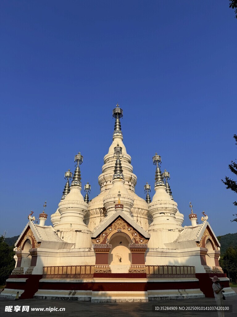 曼飞龙塔