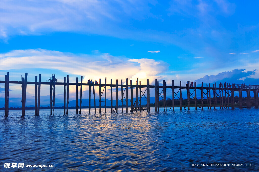 海边栈桥日落美景