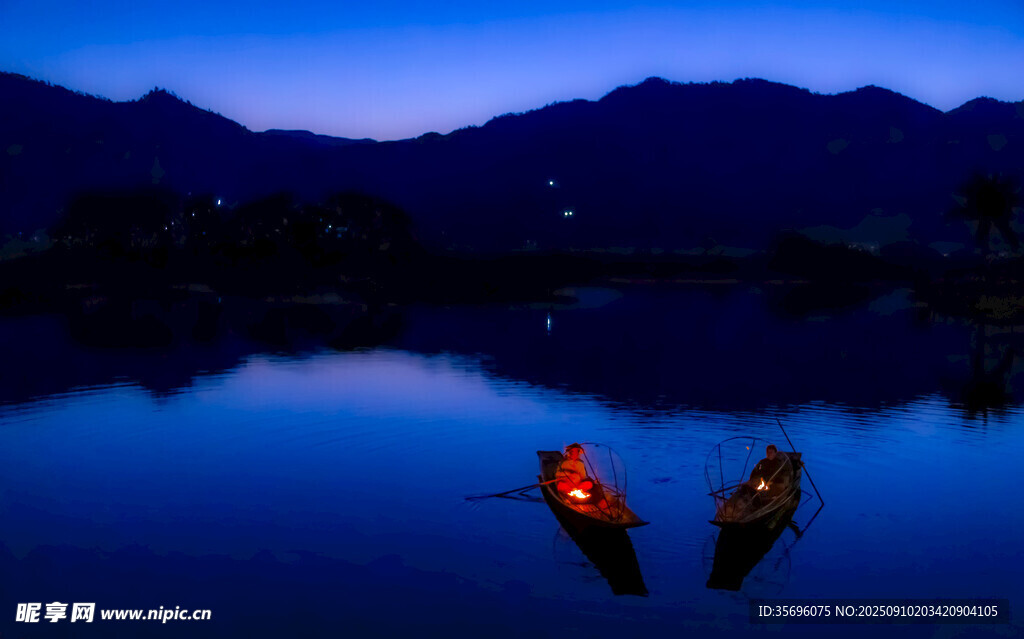 夜幕湖景中摇曳的双舟