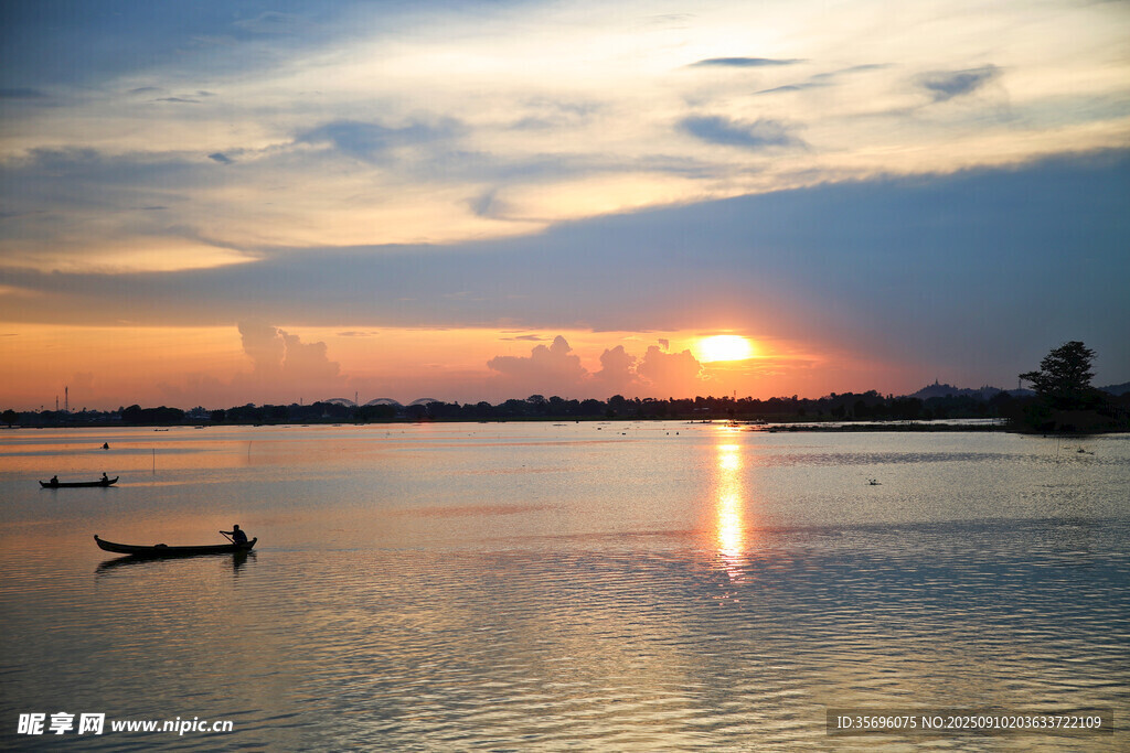夕阳下宁静的湖面小船