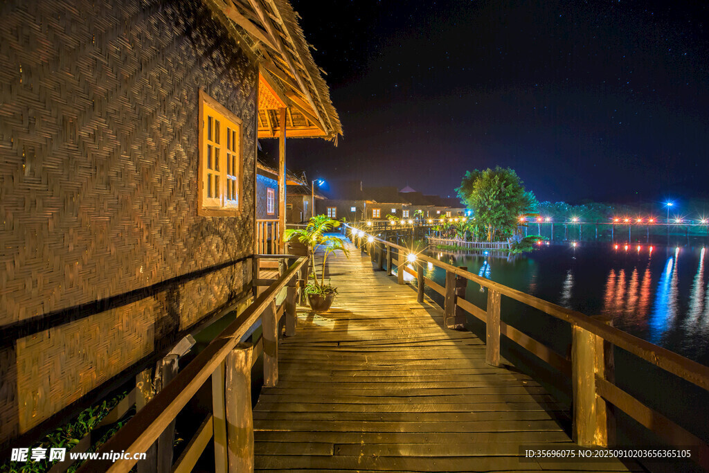 夜晚湖畔木质栈道美景
