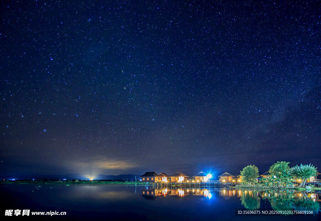 湖畔璀璨星空与城市灯火