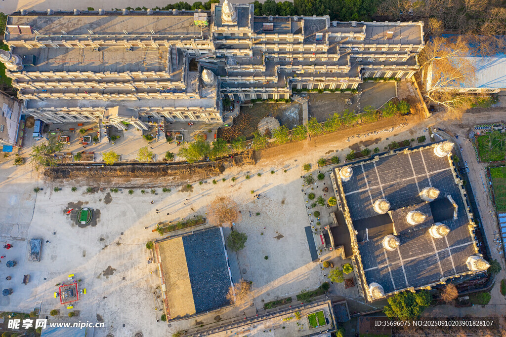 俯瞰现代校园建筑景观
