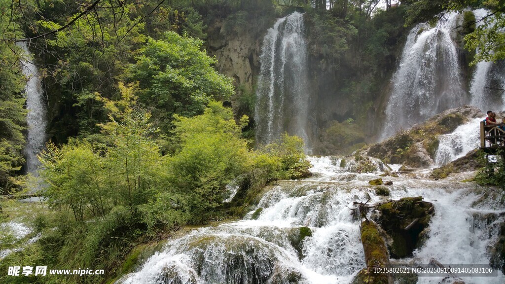 山间瀑布美景