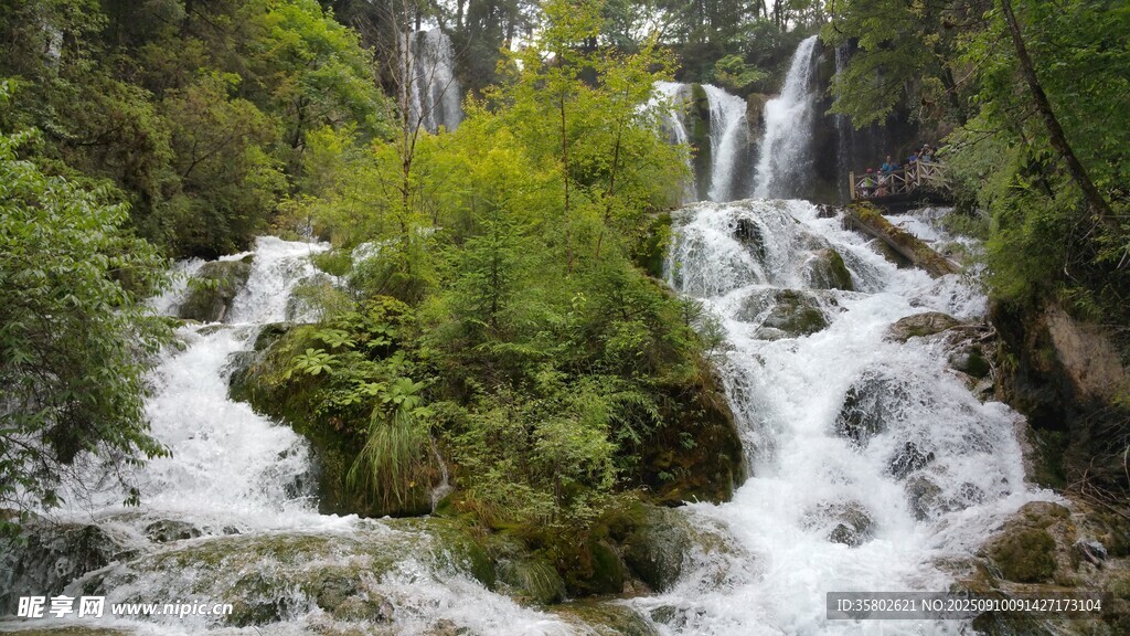 山间瀑布美景