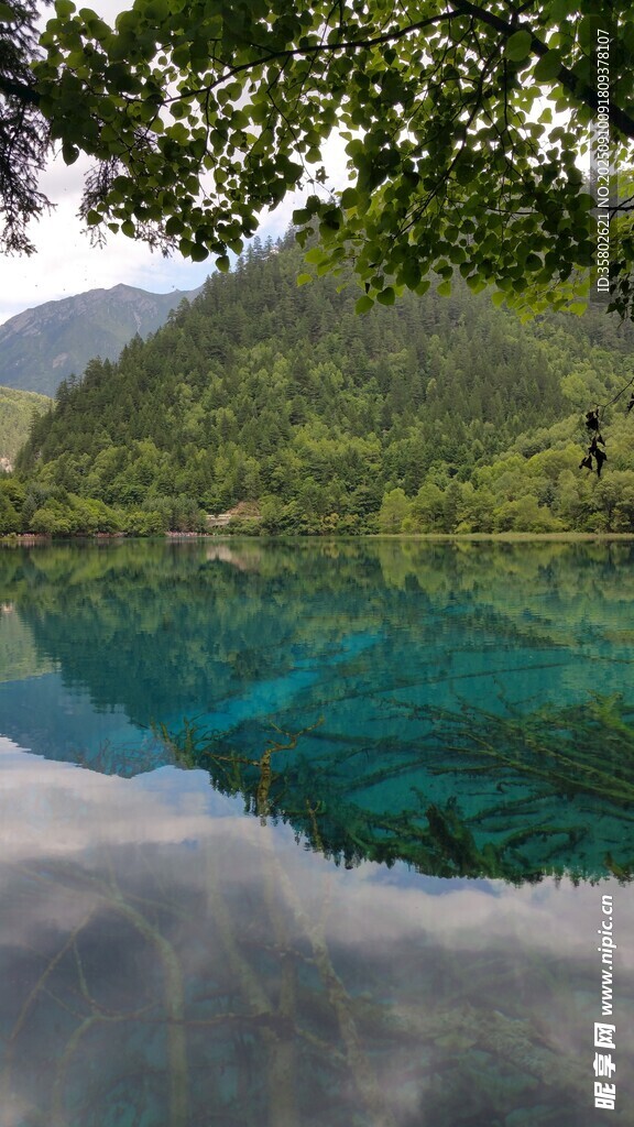 湖光山色中的澄澈碧水