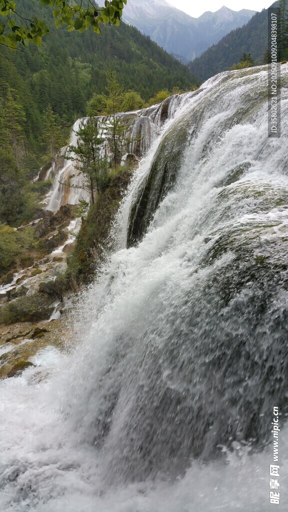 山间瀑布美景