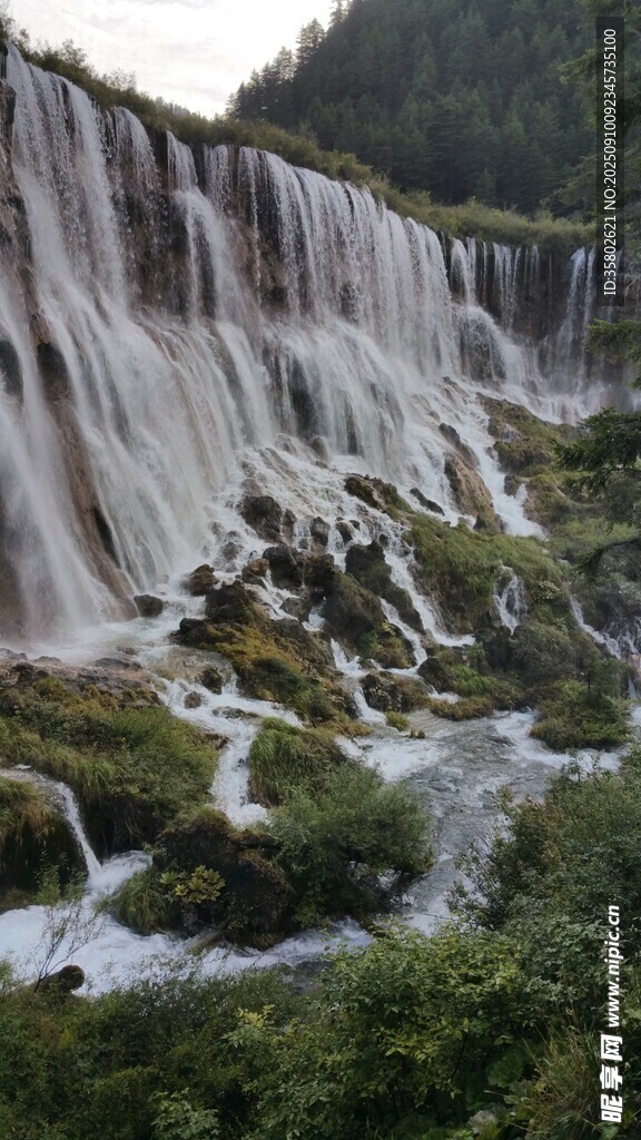 壮观瀑布下的自然美景