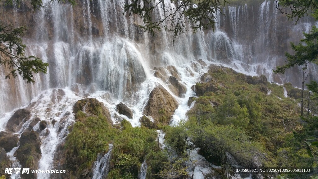 九寨沟诺日朗瀑布景观