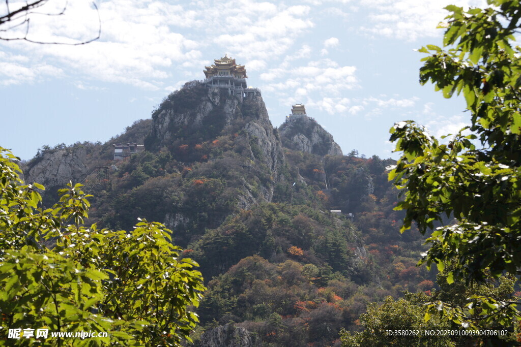 巍峨山峰与葱郁树木景观