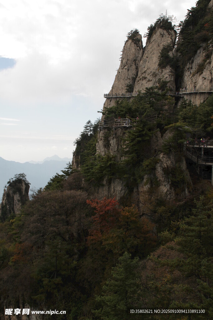 奇峰峻岭间的壮美山景