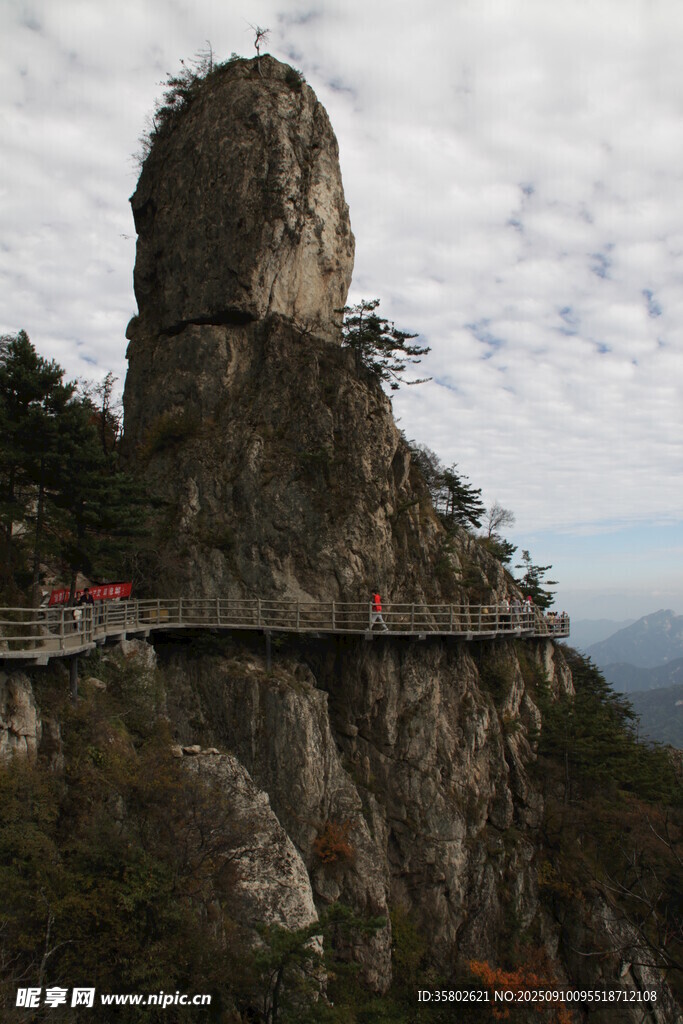悬崖栈道旁的巍峨山峰