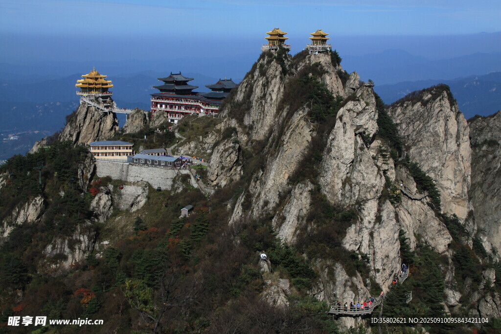 巍峨山峰上的壮丽古建筑