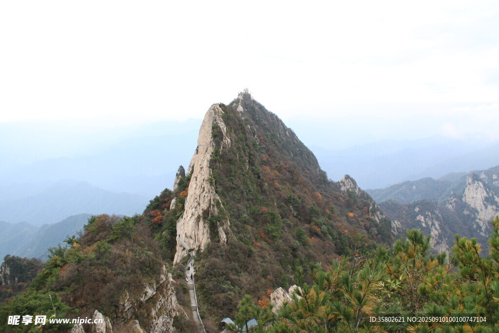 巍峨山峰尽显自然之美
