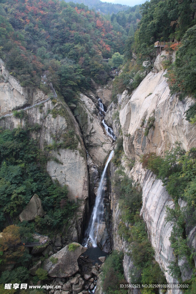 山间壮丽瀑布自然美景