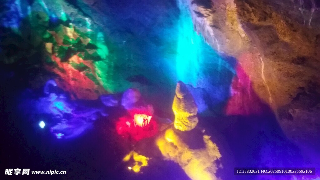梦幻溶洞景观五彩灯光秀