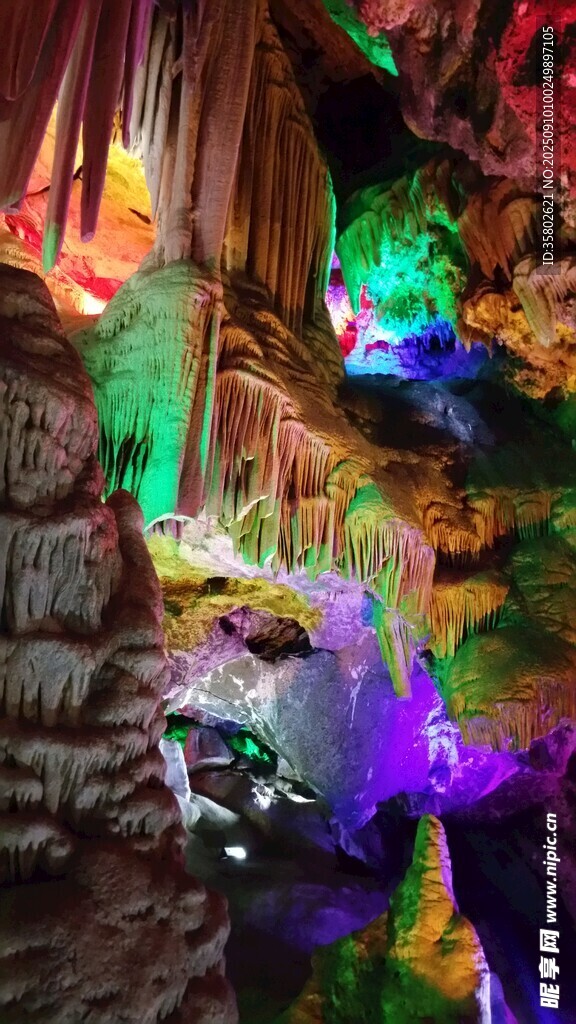 奇幻灯光下的洞穴景观