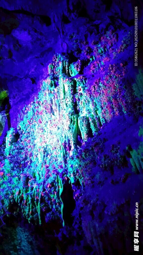 梦幻多彩的溶洞景观