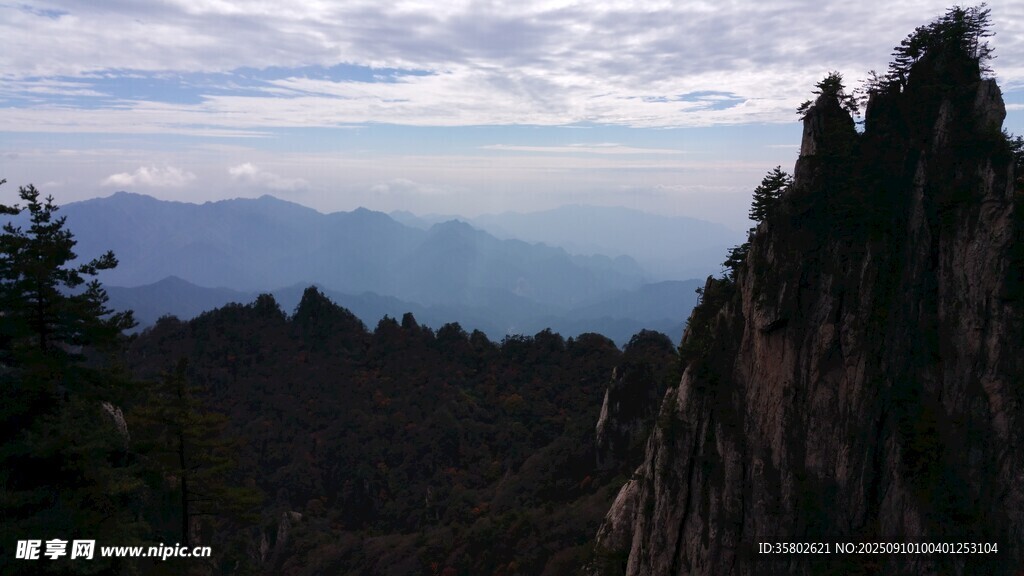 巍峨山峰与天际云海景观