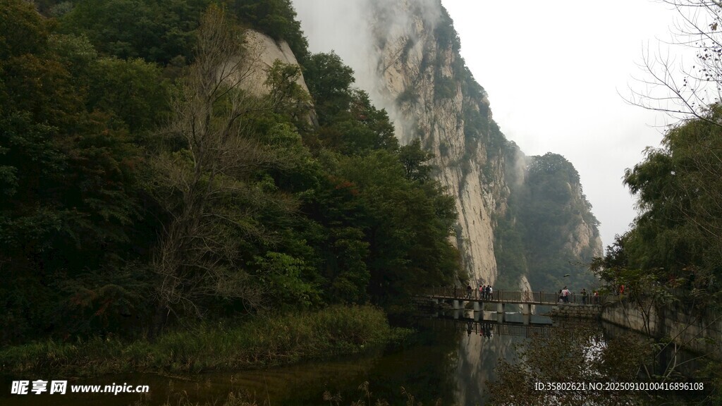 山水相依的秀丽峡谷风光