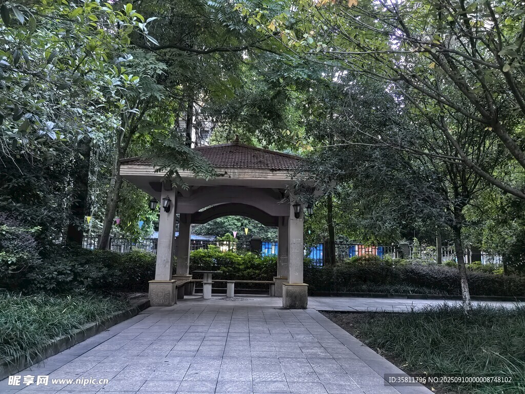 公园中的古朴凉亭