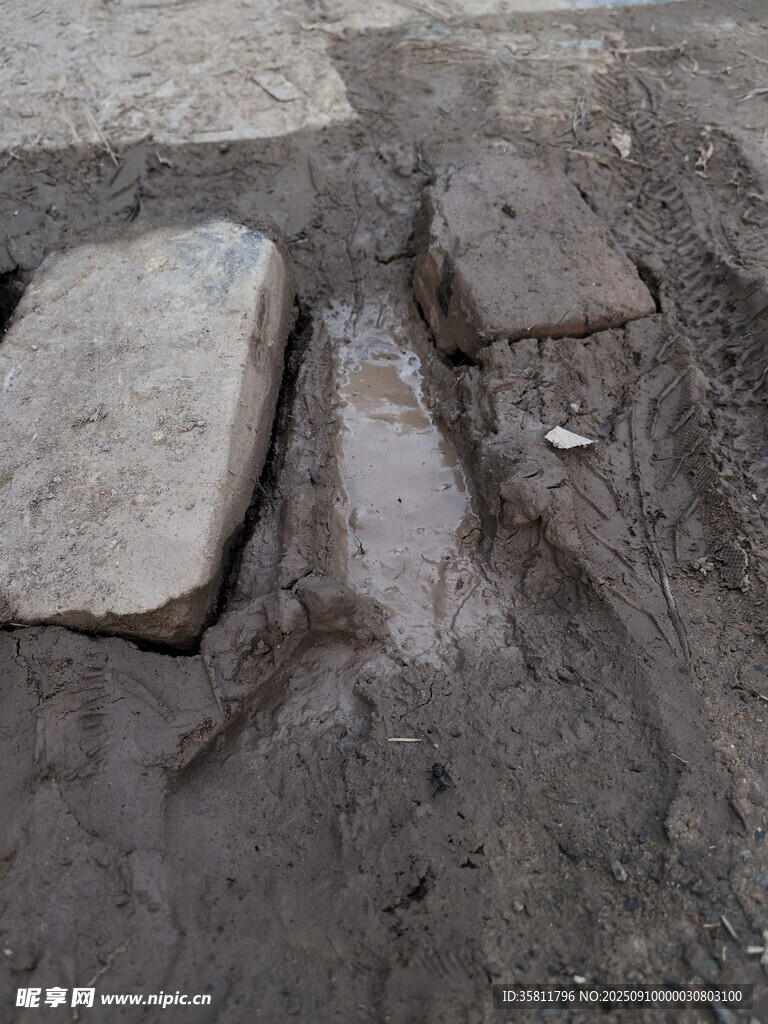 路面破损积水泥土状况