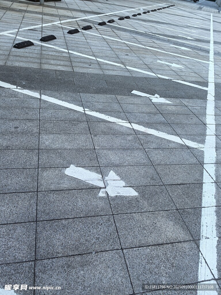 停车场地面标线特写
