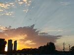夕阳余晖下的城市天际线景观